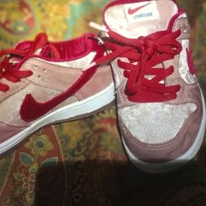 strange love Nike size 5